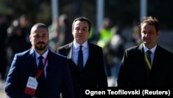 Kryeministri i Kosovës, Albin Kurt (në mes) në ditën e një takimi me presidentin e Serbisë, Aleksandar Vuçiq. Ohër, mars 2023.