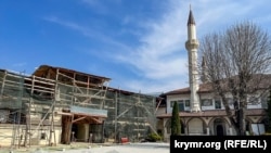 Büyük Han cami ögündeki saray meydanında zemaneviy töşeme taşını töşeyler. Bağçasaray, 2024 senesi mart ayı