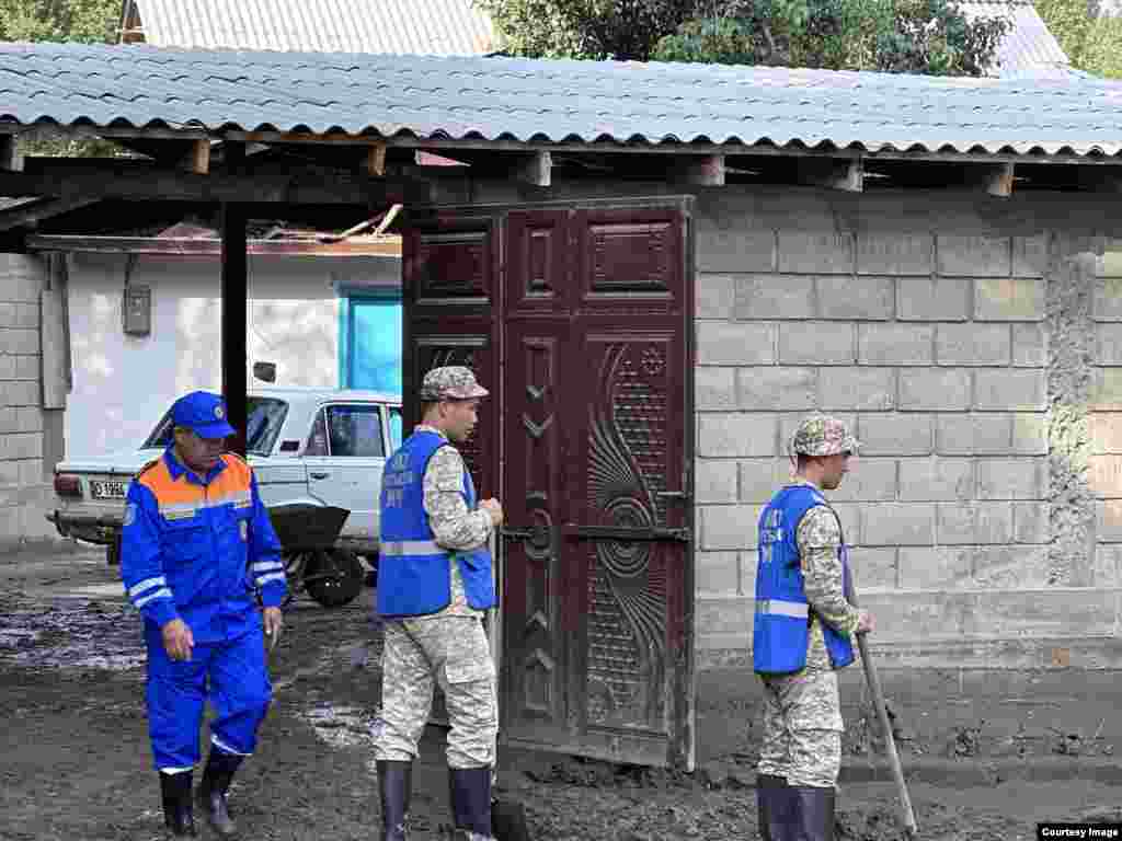 В МЧС предупреждают, что до 2 июля в Кыргызстане ожидаются проливные дожди, а потому высока вероятность схода селевых потоков.