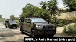 د پاکستان پوځي سرتېري په کورمه کې ګزمه کوي - د ار شیف انځور 