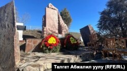 Аксы окуясы болгон Боспиек айылындагы эстелик.  17-март, 2024-жыл 