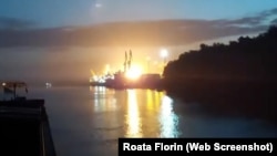 Un atac rusesc cu drone asupra portului Reni de la Marea Neagră, în iulie 2024, într-o imagine surprinsă de pe malul românesc al Dunării.