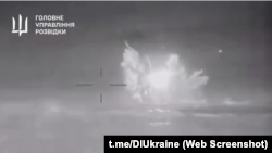 კადრი უკრაინის სამხედრო დაზვერვის მიერ 5 მარტს გავრცელებული ვიდეოდან, რომელიც მისი ინფორმაციით, ასახავს რუსული გემის, „სერგეი კოტოვის“ განადგურებას. 