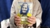 Українка Олександра Васейко тримає книжку «Оповідання з Волині», в якій йдеться про неї та її батька. Варшава, 2023 рік