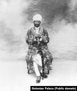 ისტორიკოსმა ჰამიდრეზა ჰოსეინიმ რადიო თავისუფლების ირანულ სამსახურს უთხრა, რომ საზოგადოებისთვის გოლესთანის სასახლის არქივის ფოტოებზე წვდომა იმდენად რთული იყო, რომ „კაცი იფიქრებდა, თითქოს ცდილობდნენ ისინი საჯარო თვალისთვის მაქსიმალურად აერიდებინათ“.