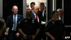 Бившият президент на САЩ Доналд Тръмп пристига в сградата на наказателния съд в Манхатън, след като му беше повдигнато обвинение във връзка с подкуп на порнозвездата Сторми Даниълс в замяна на мълчание. Ню Йорк, САЩ, 4 април 2023 г. 