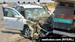 Türkmenistanda bolan ýol hadysalarynyň birinde zyýan çeken awtomobil ulagy (Arhiw suraty)