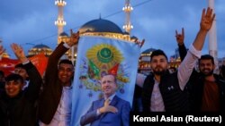 Pristalice turskog predsjednika Erdoana u Istanbulu, Turska, 28. maja 2023.