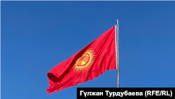 Флаг на центральной площади.