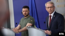 Володимир Зеленски и Николай Денков по време на съвместно изявление в Министерския съвет