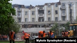 На місці влучення російської ракети у житловий будинок Дніпра. 19 квітня 2024 року 