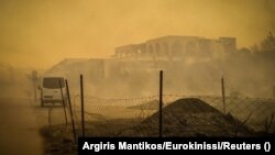 Tym duke u ngritur nga një kompleks hotelier, që po digjej gjatë një zjarri të egër në ishullin grek të Rodosit, më 22 korrik 2023.