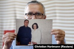 Парижде жашаган Таги Рахмани жубайы экөөнүн эски сүрөтүн кармап турат, 6-октябрь, 2023-жыл.