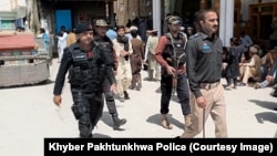 په کورمه کې یو پولیس چارواکی او سرتېري د لټون عملیاتو لپاره روان دي - انځور له ارشیفه. 