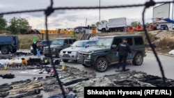 Oružje, vozila i drugi predmeti zaplenjeni na severu Kosova izloženi na konferenciji za novinare ministra unutrašnjih poslova Kosova, Dželala Svečlje, 25. septembra 2023. 