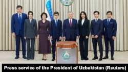 Президент Узбекистана Шавкат Мирзиёев (в центре) и члены его семьи. 2023 год