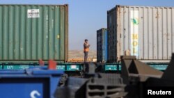 Грузовые контейнеры на железнодорожной станции Алтынколь на казахстанско-китайской границе, 26 октября 2021 г.