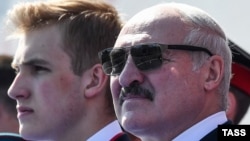 ალიაქსანდრ ლუკაშენკა და მისი უმცროსი ვაჟი, ნიკოლაი.