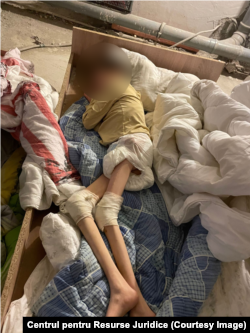 Mara era acoperită cu muște, aproape moartă când a fost găsită de reprezentanții Centrului pentru Resurse Juridice. Purta doar un scutec neschimbat de câteva zile și un tricou.