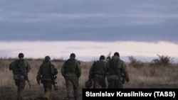 სულ მცირე 50,000 რუსი ჯარისკაცი დაიღუპა უკრაინის წინააღმდეგ ომში. ინტერვენციამდე მათი 43% არ იყო დაკავშირებული არმიასთან (ბი-ბი-სისა და "მედიაზონის" 2024 წლის აპრილის მონაცემები).