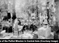 Местни високопоставени лица на среща с експедицита в лагер в Ош.