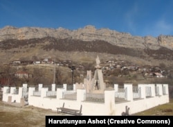 მეორე მსოფლიო ომის მემორიალი დასალთი/ქარინტაკში, გადაღებული 2015 წლის იანვარში