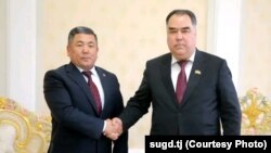Полпред Баткенской области Кыргызстана Абдикарим Алимбаев и глава Согдийской области Таджикистана Раджаббой Ахмадзода
