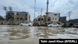 په لاهور ښار کې د باران اوبه پر سړکونو ولاړې دي - پخوانی انځور 