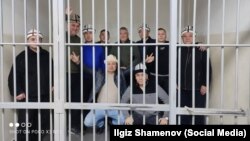 Кемпир-Абад иши боюнча абакта жаткандар. Булардын ичинен Кубанычбек Кадыров үй камагына чыкты.