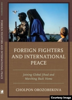 Булан институтунун жетекчиси Чолпон Орозобекованын “Чет элдик согушчандар жана эл аралык тынчтык” китеби.