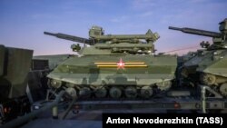 Русия, 20 април 2022 г. - верижни безпилотни бойни наземни машини Уран-9, като част от колона с военна техника, се насочват от Алабино.