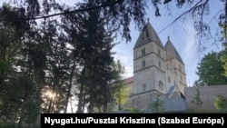 A templom és a templomkert látogatási időben és a misék alatt van nyitva