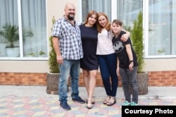 Гліб Желдак з мамою, татом і сестрою. Фото з особистого архіву родини