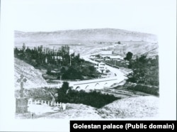 ხიდი მდინარე ვერეზე. ხედი ახლანდელი კოსტავას ქუჩიდან, უკან დღევანდელი გმირთა მოედნის ტერიტორია.