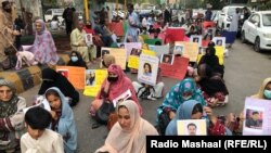 په پاکستان کې د لادرکه کسانو د موندلو لپاره ګڼ شمېر احتجاجونه شوي دي. پخوانی انځور