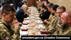 Ukrayina prezidenti Volodımır Zelenskıy (sağ tarafta) ukrayin musulman arbiyleri ve Qırımtatar Milliy Meclisiniñ liderleri ile beraber Ramazan ayında keçirilgen iftarda iştirak etti. Kıyiv, 2023 senesi aprelniñ 7-si