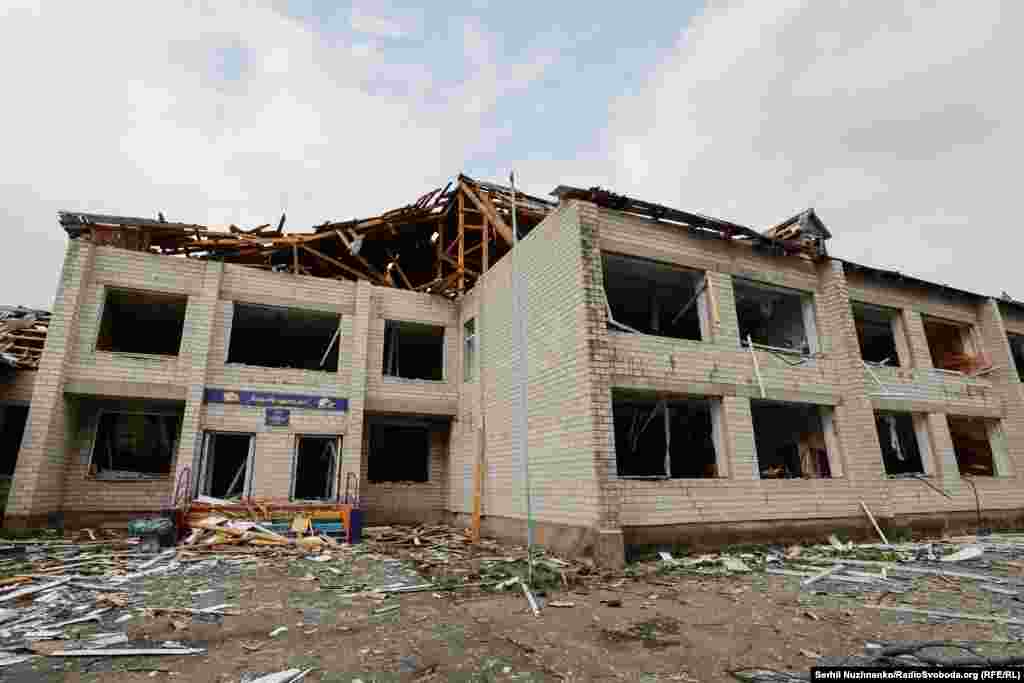 Освітній заклад у селі Кухарі Київської області після тимчасової російської окупації, березень 2022 року / Станом на березень 2024 року шкільний заклад відремонтували й тут відновили навчання&nbsp;