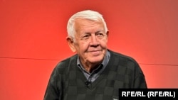 Neculai Constantin Munteanu a fost redactor la programul Actualitatea Românească la Radio Europa Liberă între 1980 și 1994.