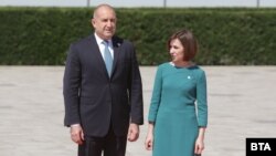 Молдовският президент Мая Санду посреща българския си колега Румен Радев в Кишинев.