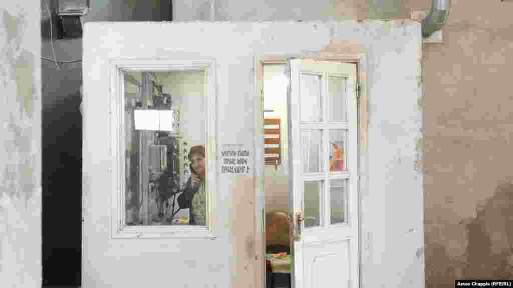 Жена, чиято работа е да наблюдава асансьорите, които придвижват хора и сол на повърхността. Общо 230 души работят в солната мина, а екипът миньори, който активно добива сол, е от 25 човека.