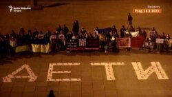 Natpis 'djeca' u Pragu, godinu nakon napada na Mariupolj