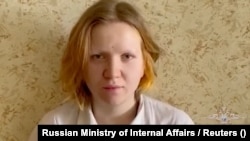 რუსეთის შსს-ს მიერ გამოქვეყნებულ მოკლე ვიდეოში, დარია ტრეპოვა ამბობს, რომ მართლაც გადასცა ბლოგერს სტატუეტი, რომელიც მოგვიანებით აფეთქდა