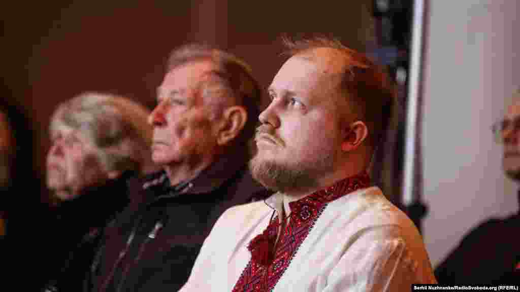 Син і батьки Віри Гирич під час перегляду фільму, Київ, 29 квітня 2023 року