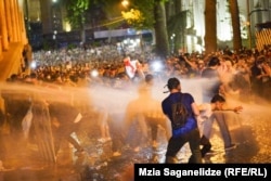 Poliția din Tbilisi are experiență în contracararea protestelor. Tunurile de apă le-a folosit, de pildă, și pe 1 mai 2024, la Tbilisi.