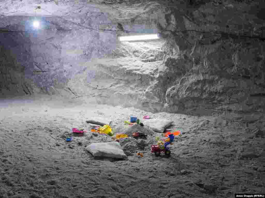 Детски играчки в болницата на Ереванската солна мина. Ползите от "спелеотерапията" в солните мини са спорни, но е факт, че миньорите там обикновено не страдат от респираторни заболявания, характерни за традиционните миньори.