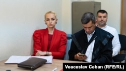 Депутат Марина Таубер с адвокатами Вадимом Банару и Сергеем Морару на одном из предварительных заседаний суда.