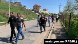 Կիրանցի բնակիչները խումբ - խումբ քայլում են դեպի այն հատվածը, որտեղ ճանապարհը փակ է