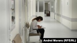 Un medic rezident, pe holul spitalului „Sf. Treime” din Chișinău. 