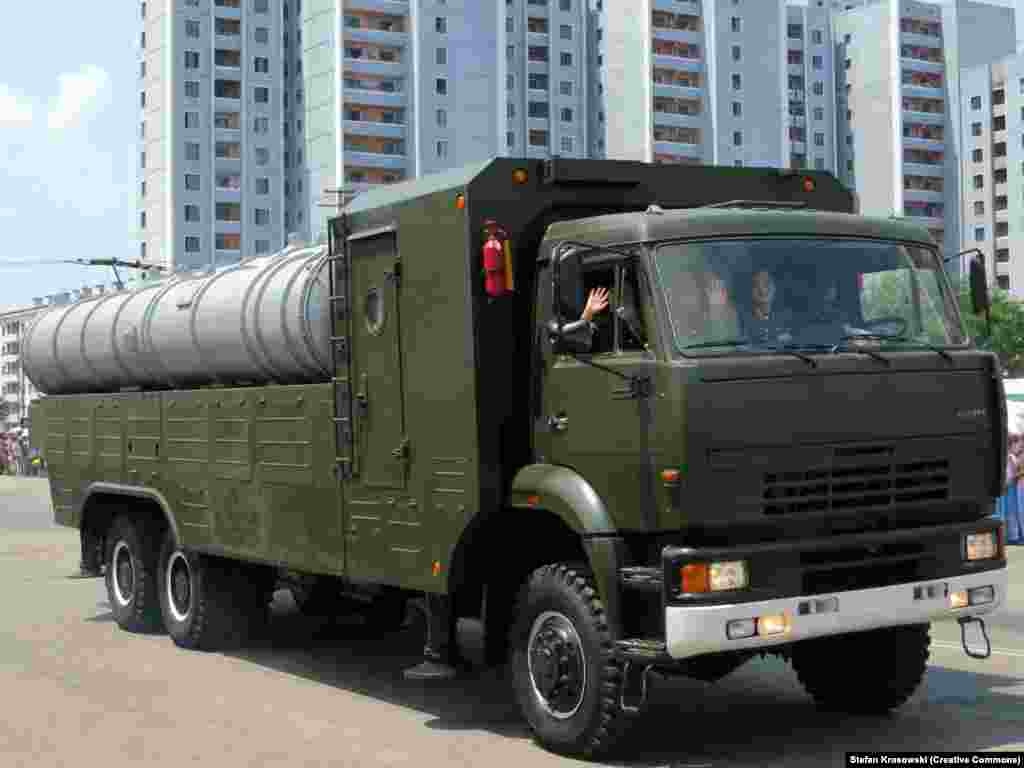 Pon'gae 5, ракета класса &laquo;земля &mdash;&nbsp;воздух&raquo; северокорейского производства, похожая на российскую С-300, впервые была представлена в 2010 году. Военный потенциал Северной Кореи остаётся тайной, но, по данным Международного института стратегических исследований за 2021 год, диктатура располагает примерно 4000 танками, 2500 бронемашинами, 550 боеспособными самолётами и 5500 реактивными системами залпового огня и запасами боеприпасов. Большая часть арсенала либо произведена или спроектирована в СССР, либо совместима с оружием советской разработки, которое используется в России&nbsp;