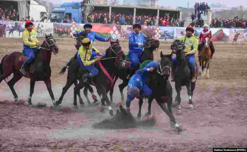 Көк бөрү боюнча республикалык мелдешке 37 команда катышты. Алар өз ара төрт лигага бөлүнүп ойноду. Жогорку лигада алты команда күч сынашып, финалга "Ынтымак" менен "Сары-Өзөн" чыкты.&nbsp;